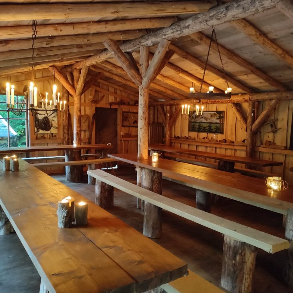 juhlijoille-juhlatila Event venue at kettukallion elämystila with rustic wooden tables and candles