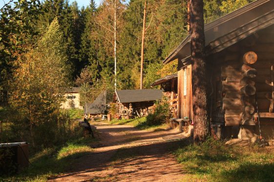 wooden building at kettukallion elämystila