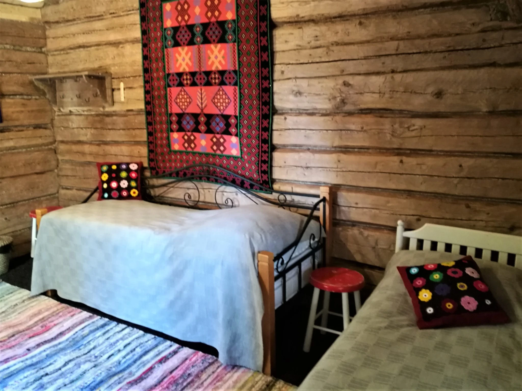 sofa at kukko luhtiaitta cottage at kettukallio