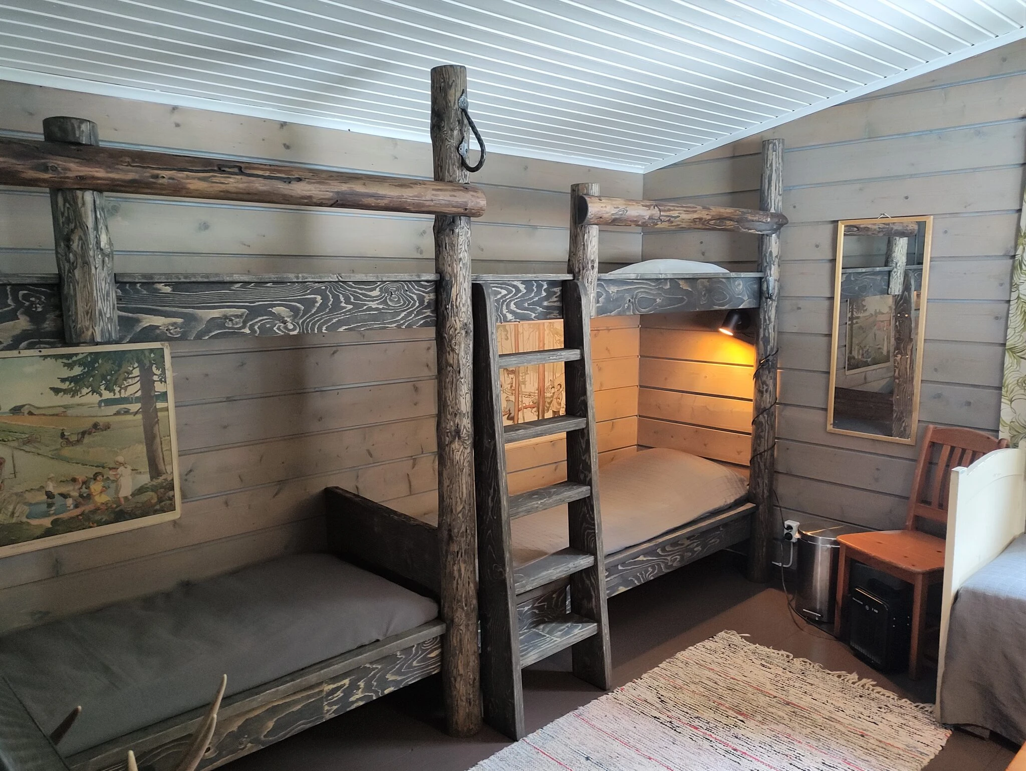 small wooden cottage accomodation bunk beds and kettukallio elämystila
